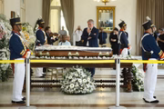 Fotos: familiares, amigos e fãs se despedem de Cid Moreira em velório