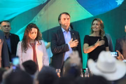 Janaína Paschoal e Jair Bolsonaro durante o Hino Nacional