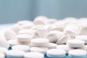 O medicamento age diminuindo os danos causados pelo coronavírus nas células e diminui inflamações. É fornecido na forma de comprimidos de 2 mg ou 4 mg e deve ser utilizado somente com prescrição médica