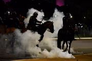 Cavalaria tenta impedir atos de vandalismo e invasão de manifestantes