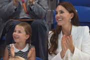 A filhota com a mamãe em um evento de natação