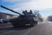 Tanques das forças ucranianas se movem após a operação militar da Rússia