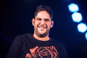 Os cantores confirmaram o rompimento pelas redes sociais