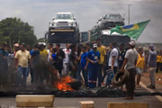 Caminhoneiros bloqueiam rodovia