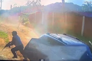 Assassino desembarca empunhando fuzil
