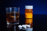 O álcool pode intensificar a sonolência, tontura e desequilíbrio causados por certos medicamentos, tornando perigoso dirigir ou realizar tarefas cotidianas