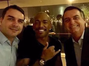 Ele também causou ao publicar foto com o novo presidente Jair Bolsonaro e seu filho 