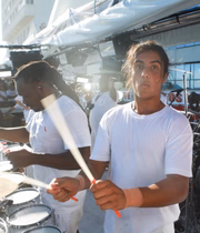Marcelo, filho de 13 anos de Ivete Sangalo, toca percussão ao lado da mãe