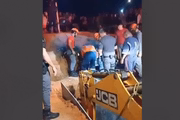 Bombeiros abriram uma vala com uso de retroescavadeira.