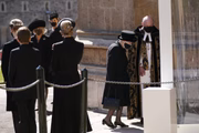 Até os celebrantes da Igreja Anglicana usaram trajes na cor preta, segundo a tradição da monarquia