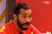 Carla não quer conversa com os dois