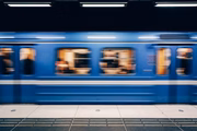 Segundo informações do governo da nação asiática, um metrô de superfície vai interligar sete arenas do Mundial. No entanto, é possível ir a pé de alguns estádios para outros 