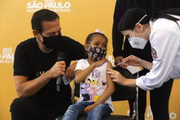 Menina chora ao ser vacinada