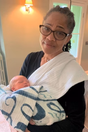 Doria Ragland segura o primeiro neto, Archie