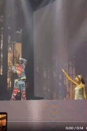 A aniversariante no palco com Dennis