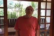 Ele tem 91 anos e apresentou o resultado de seus procedimentos faciais ao vivo na televisão