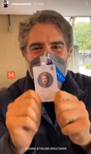 Constantemente, ele celebra o novo emprego nas redes sociais