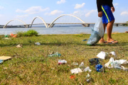 Sem infraestrutura e com poucas lixeiras, lixo se espalha pela orla do Lago Paranoá