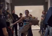 Ela ganhou flores da produção 