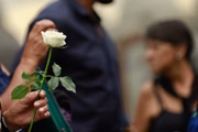 Muitos moradores seguravam flores brancas durante enterros de jovens estudantes: comunidade pede paz