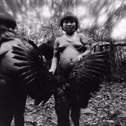 Imagem do arquivo da Claudia Andujar fotografando os Yanomami
