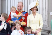 Kate Middleton ao lado do príncipe William e dos três filhos, George, Charlotte e Louis