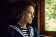 <b>Colette</b> Colette (Keira Knightley) é uma romancista francesa sofrendo com seu casamento abusivo e com seu parceiro, que tenta ilegalmente ganhar crédito sobre suas obras. Para superá-lo, ela emerge como uma grande escritora e, consequentemente, como uma candidata ao Prêmio Nobel de Literatura. Assista ao <a href="https://www.youtube.com/watch?v=Mqdyyk-iOvY" target="_blank">trailer</a>