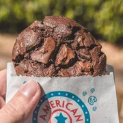 O cookie brownie (R$ 10) leva cacau 100% em sua massa