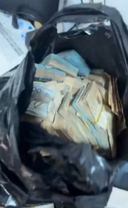 Mala de dinheiro apreendida pelo Denarc. Imagem: Secretaria da Segurança Pública de São Paulo