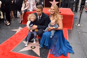 Ryan e Blake com duas das três filhas