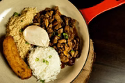 No Eskina Bar, o Picadinho do Chef (R$ 32) é feito com filé-mignon e acompanha farofa, arroz branco, banana à milanesa e ovo poché