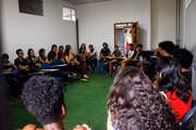 O cursinho oferece aulas gratuitas à comunidade