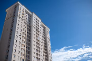 Chamas começaram em uma das torres do condomínio, por volta da 1h desta segunda-feira (6/3)