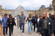 Rodeado de seguranças, o casal Bennifer deu uma passada no Museu do Louvre