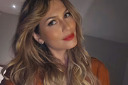 Lívia Andrade posa de cabelos soltos para as redes sociais