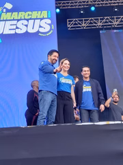 Ricardo Nunes pousa para foto ao lado da primeira-dama na Marcha Para Jesus