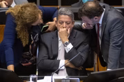 Deputado Arthur Lira, presidente da Câmara, ouve parlamentares