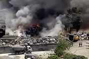 Chamas de incêndio que atingiu galpão de recicláveis em Itaquaquecetuba podem ser vistas à distância. Imagem: Reprodução