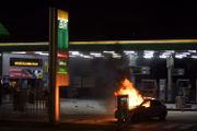 Manifestantes atearam fogo em carro em posto de gasolina próximo à sede da PF