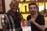 Nego do Borel posa com manual LGBT ao lado do ativista Agripino Magalhães