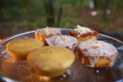São diversos bolos, com receitas caseiras da mãe das irmãs Gentil