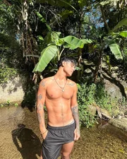 Os dois estavam em uma cachoeira