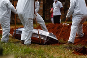Vítima da Covid-19 é sepultada em cemitério da capital goiana