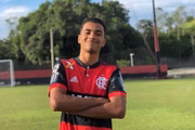Arthur Vinicius jogava nas categorias de base da equipe. Ele faria 15 anos neste sábado (9/2) e queria comemorar seu aniversário em casa, com a família. O adolescente era de Volta Redonda e morava com a mãe e a tia no bairro Volta Grande. No Flamengo, atuava como zagueiro há três anos. Sobrinho do meia Andinho, que jogou pelo Volta Redonda, o adolescente, no ano passado, foi convocado para a Seleção Brasileira Sub-15