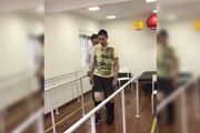 Depois teve de passar por reabilitação para se adaptar a prótese