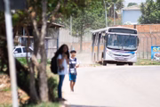 Região tem apenas três escolas públicas, que estão lotadas