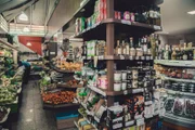 Em meio a hortifrutis, esta prateleira possui iguarias das mais finas