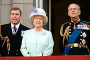 Príncipe Andrew ao lado dos pais, Elizabeth e Philip