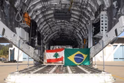 Bandeiras do Brasil e Líbano em avião com ajuda humanitária