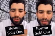 O cantor anunciando que os ingressos foram todos vendidos